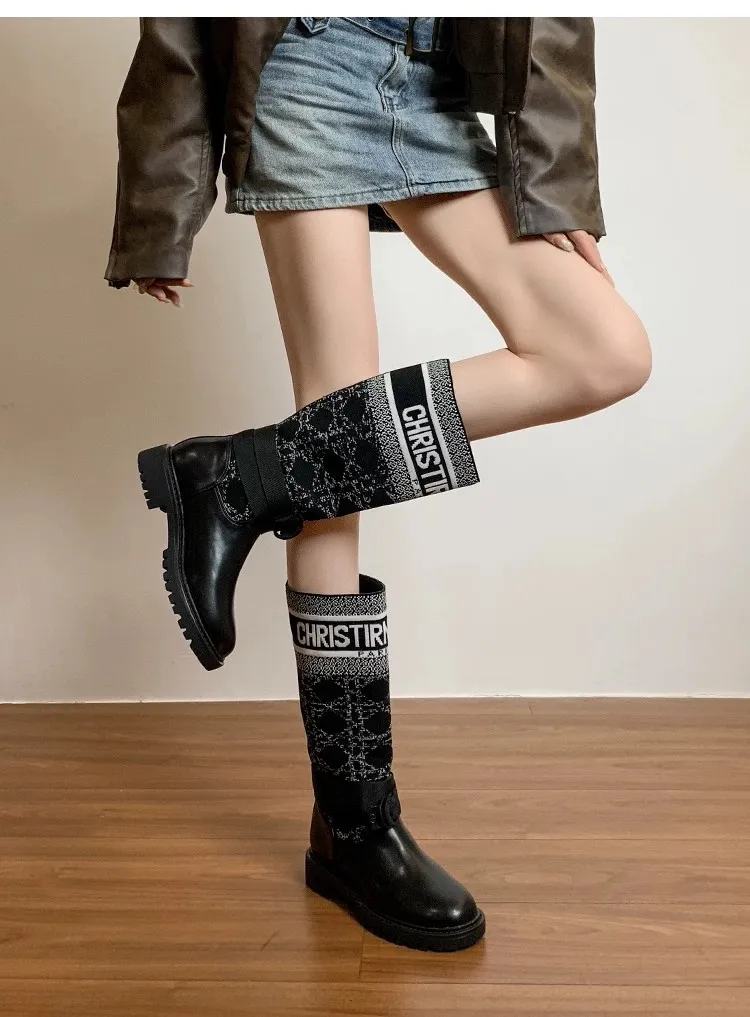 👟👟Ex-factory price 560👟👟 Dior color-blocking new boots for autumn and winter, the latest electric embroidery color-blocking letter logo for autumn and winter, round-toe high-top knight boots for women, Material: first-layer cowhide stitched with electric embroidery fabric, sheepskin lining for feet, original molded TPU outsole Size: 35-40 yards